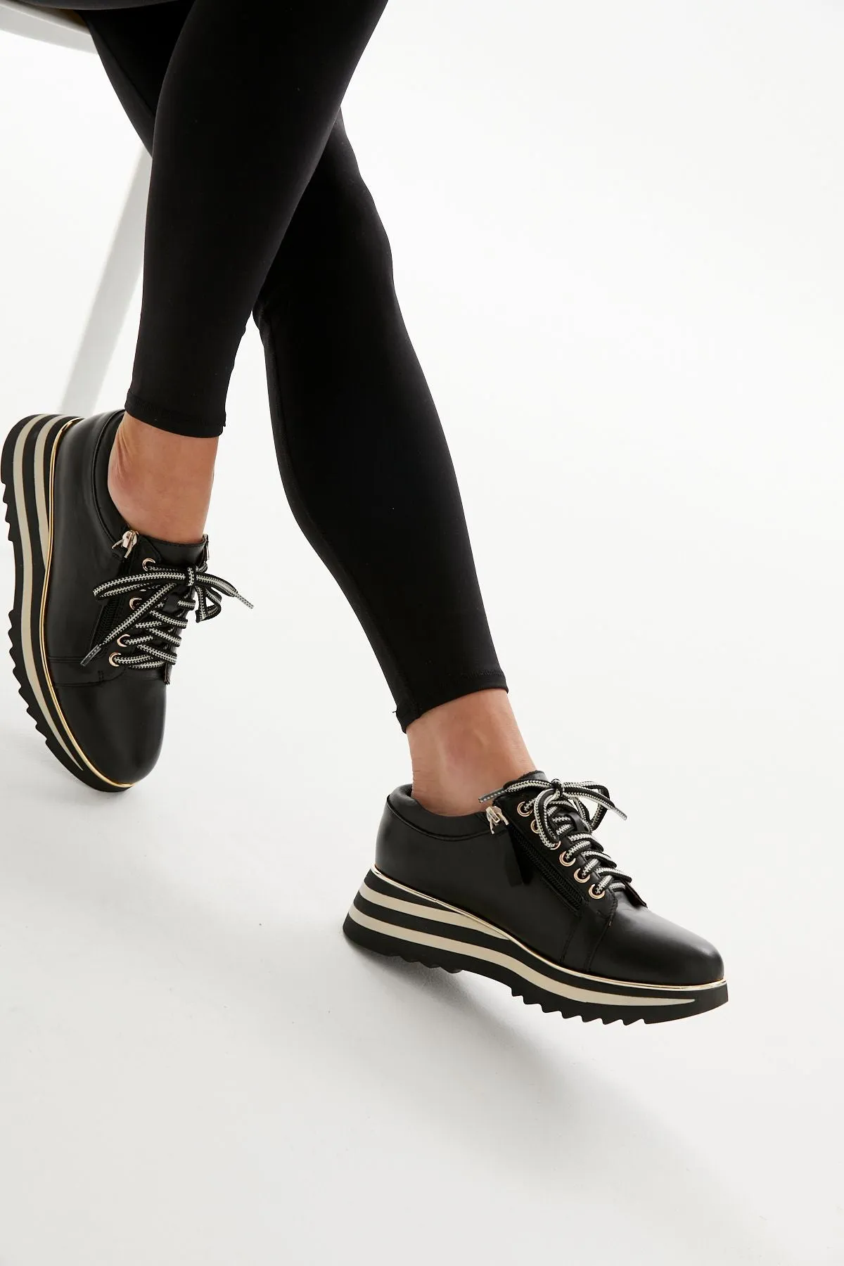 Hosting Sneakers - Black