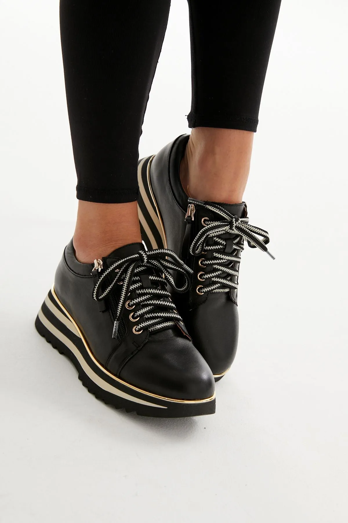 Hosting Sneakers - Black